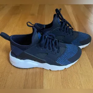 NIKE Huarache Big Kids - size 5.5 - color navy / royal blue