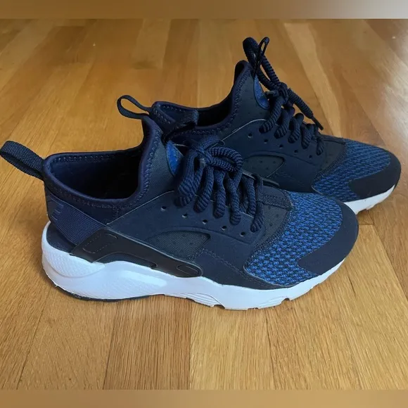 NIKE Huarache Big Kids - size 5.5 - color navy / royal blue