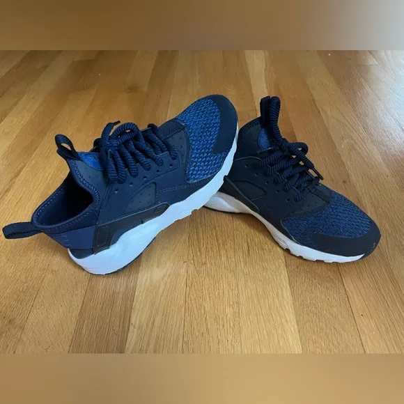 NIKE Huarache Big Kids - size 5.5 - color navy / royal blue